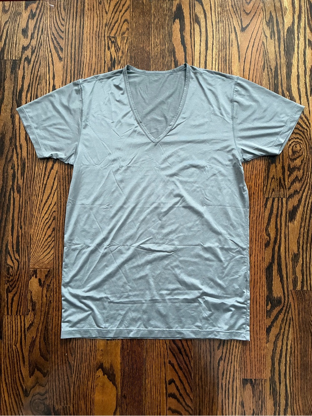 Uniqlo AIRism V-Neck T-Shirt in Silver Light Gray